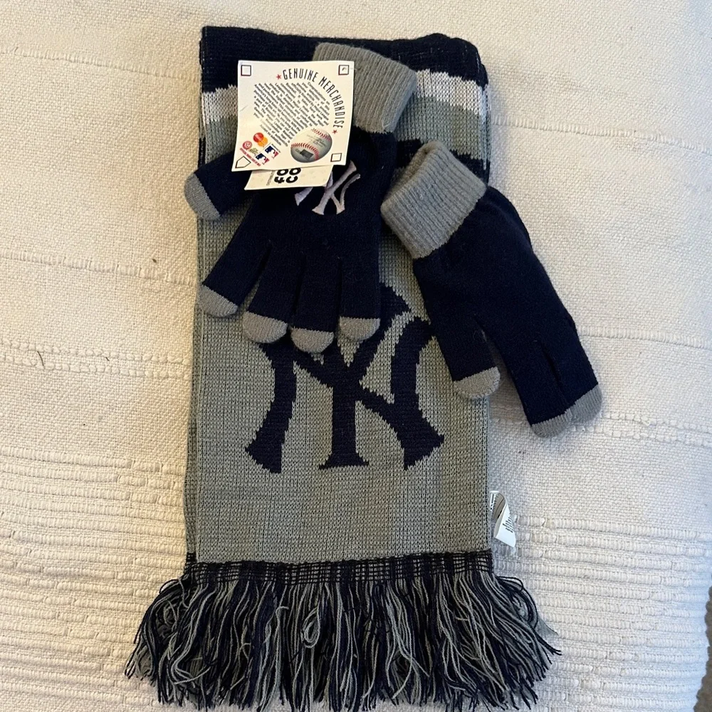 Genuine Merchandise NY Logo Mittens and Scarf Set - Dark Blue and Gray